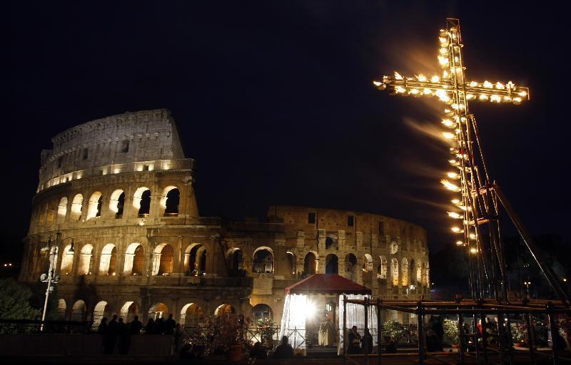 via-crucis-colosseum-easter-rome